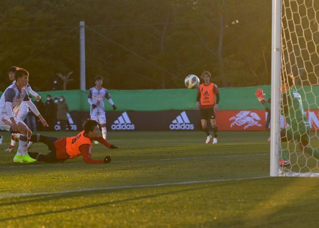 九游体育-日本队练习赛7比0横扫大学生队 98年新星帽子戏法