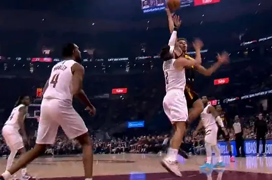 九游体育-丹尼尔斯跳步抛投打进，老鹰打出一波17-8追平骑士